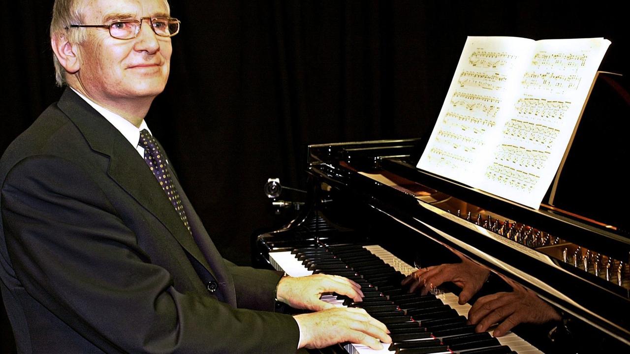 Otto Schily spielt im März 2002 auf der Musikmesse in Frankfurt am Main auf einem Klavier. Zuvor war der SPD-Politiker und damalige Innenminister als "Klavierspieler des Jahres 2002" auszeichnet worden.