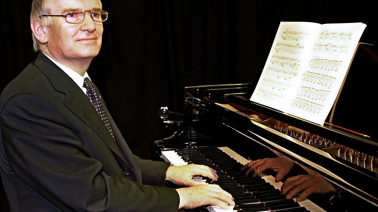 Otto Schily spielt im März 2002 auf der Musikmesse in Frankfurt am Main auf einem Klavier. Zuvor war der SPD-Politiker und damalige Innenminister als "Klavierspieler des Jahres 2002" auszeichnet worden. Otto Schily spielt im März 2002 auf der Musikmesse in Frankfurt am Main auf einem Klavier. Zuvor war der SPD-Politiker und damalige Innenminister als "Klavierspieler des Jahres 2002" auszeichnet worden.