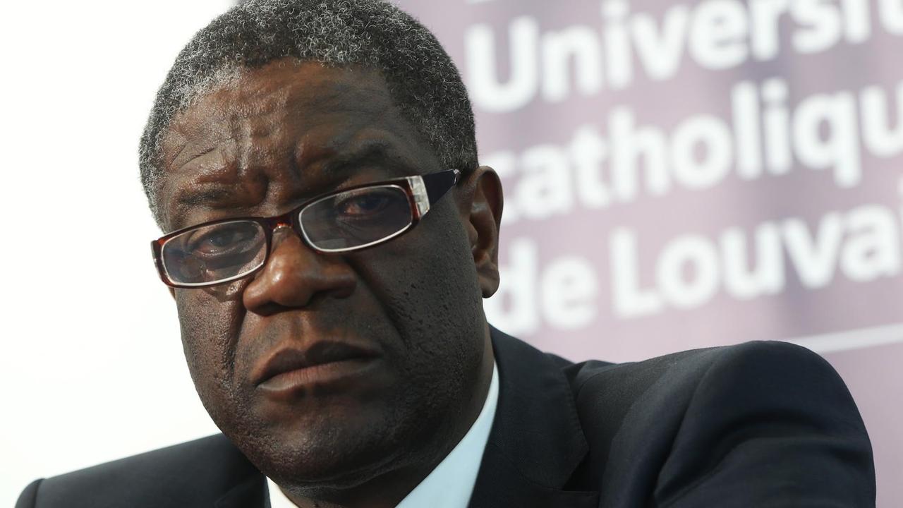 Der Arzt Denis Mukwege sitzt bei einer Veranstaltung auf dem Podium. Der Arzt Denis Mukwege sitzt bei einer Veranstaltung auf dem Podium.