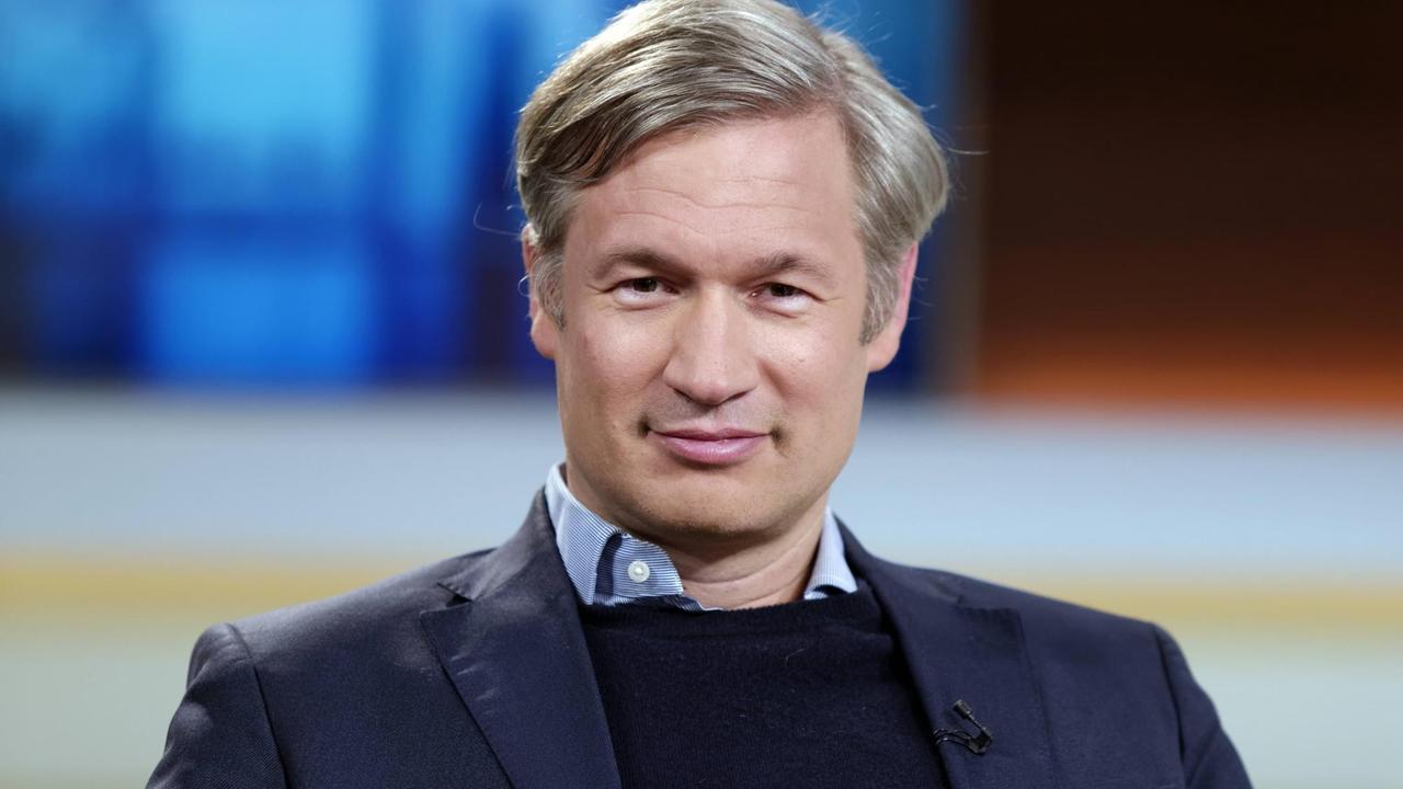 Ulf Poschardt bei einem Fernsehauftritt zu Gast bei Anne Will im Februar 2017 Ulf Poschardt bei einem Fernsehauftritt zu Gast bei Anne Will im Februar 2017
