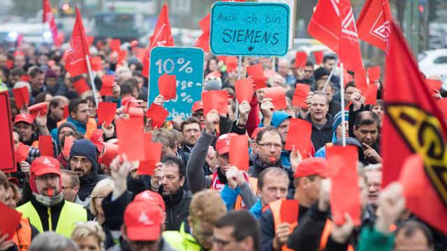 Beschäftigte der Siemens-Niederlassung Offenbach protestieren gegen den geplanten Stellenabbau. 17.11.17