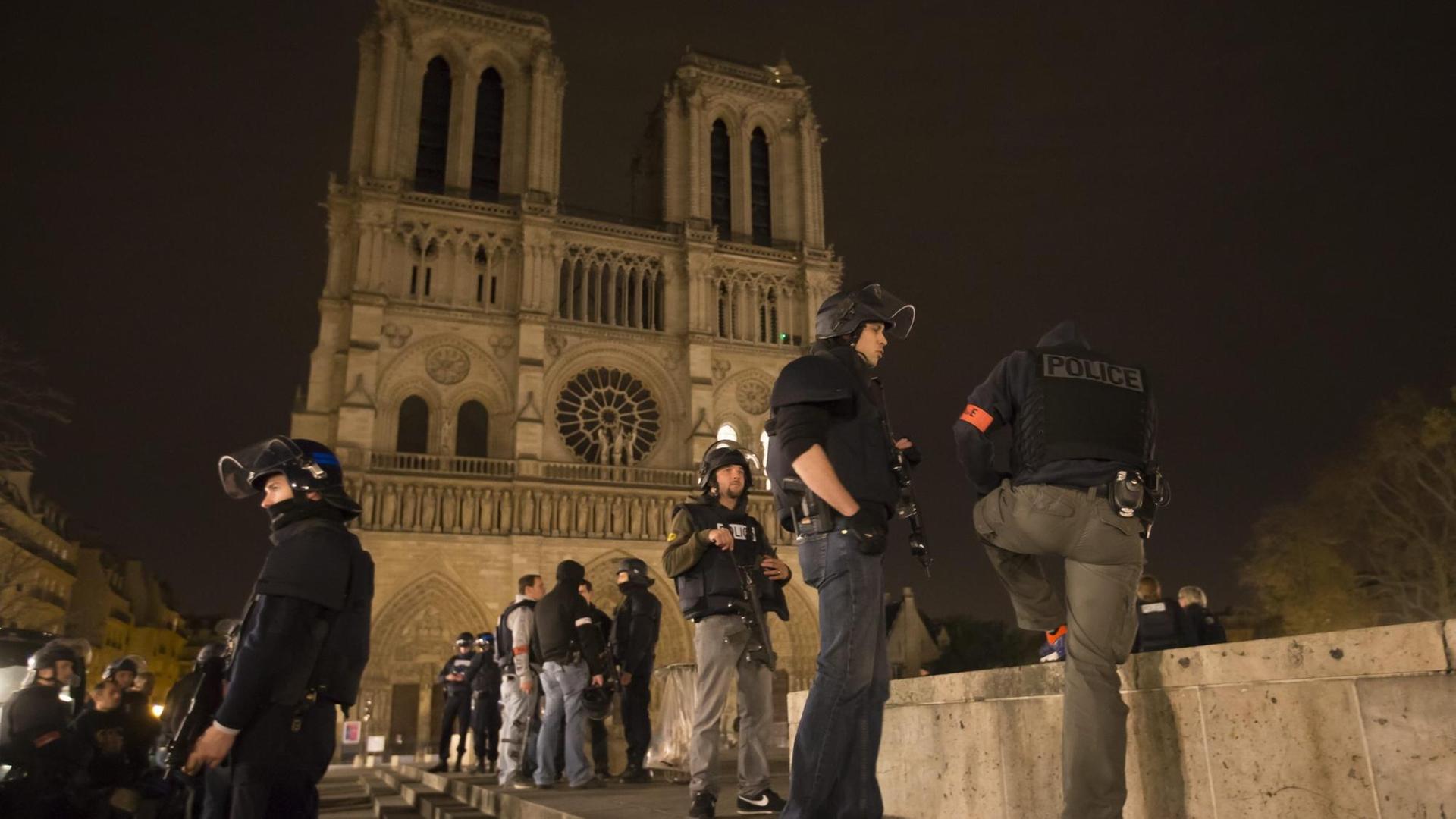 Bewaffnete Polizisten auf Streife an der Kirche Notre Dame. Bewaffnete Polizisten auf Streife an der Kirche Notre Dame.