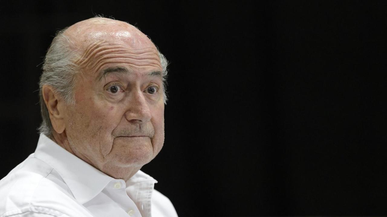 Der frühere FIFA-Chef Sepp Blatter vor einem schwarzen Hintergrund Der frühere FIFA-Chef Sepp Blatter vor einem schwarzen Hintergrund