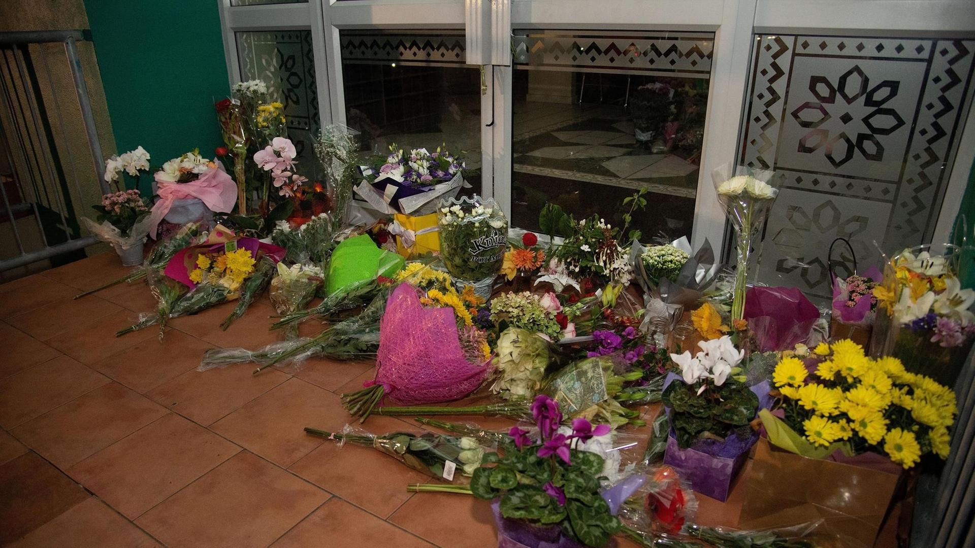 Blumen liegen vor der Moschee. Blumen liegen vor der Moschee.