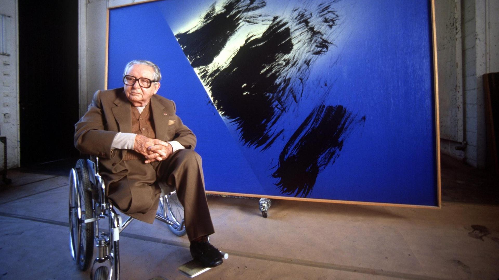 Der französisch-deutsche Maler Hans Hartung vor einem seiner Gemälde. Der französisch-deutsche Maler Hans Hartung vor einem seiner Gemälde.