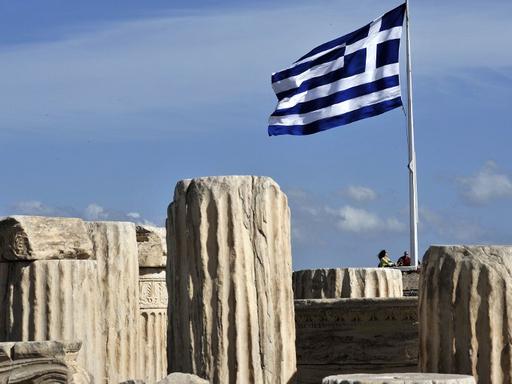 Eine griechische Fahne weht im Wind an der Akropolis, Athen
