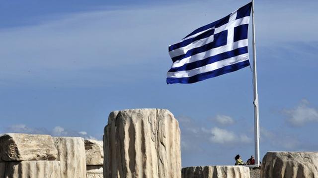 Eine griechische Fahne weht im Wind an der Akropolis, Athen