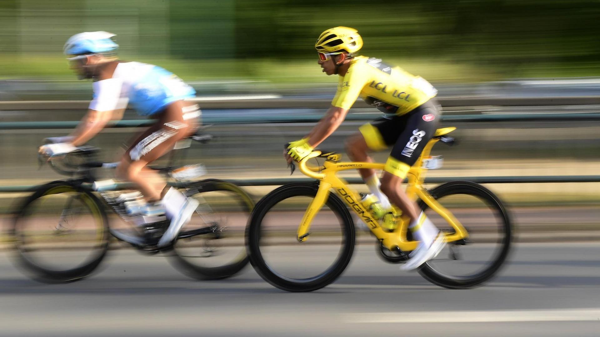 Zwei Fahrrad-Fahrer fahren bei der Tour de France 2019 hintereinander.