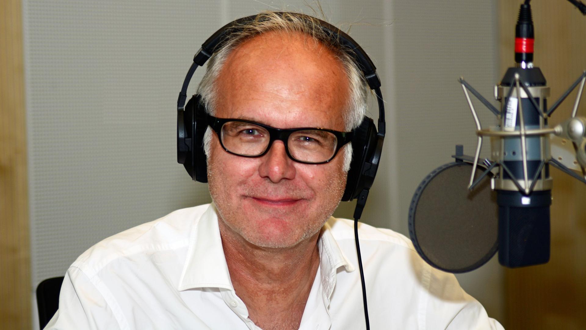 Der Entertainer Harald Schmidt im Deutschlandfunk-Studio während seiner "Klassik-Pop-et cetera"-Sendung. Der Entertainer Harald Schmidt im Deutschlandfunk-Studio während seiner "Klassik-Pop-et cetera"-Sendung.