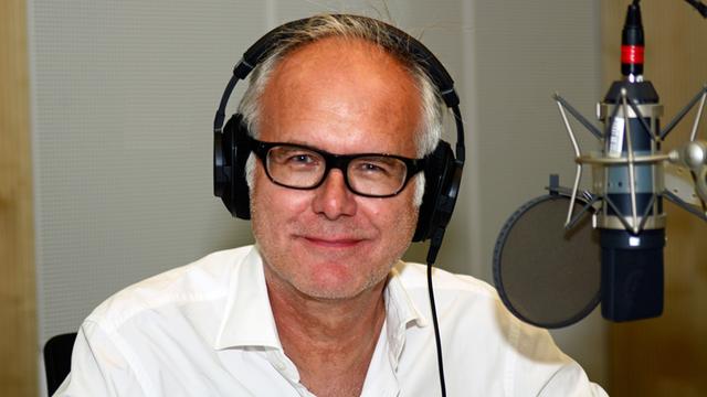 Der Entertainer Harald Schmidt im Deutschlandfunk-Studio während seiner "Klassik-Pop-et cetera"-Sendung.