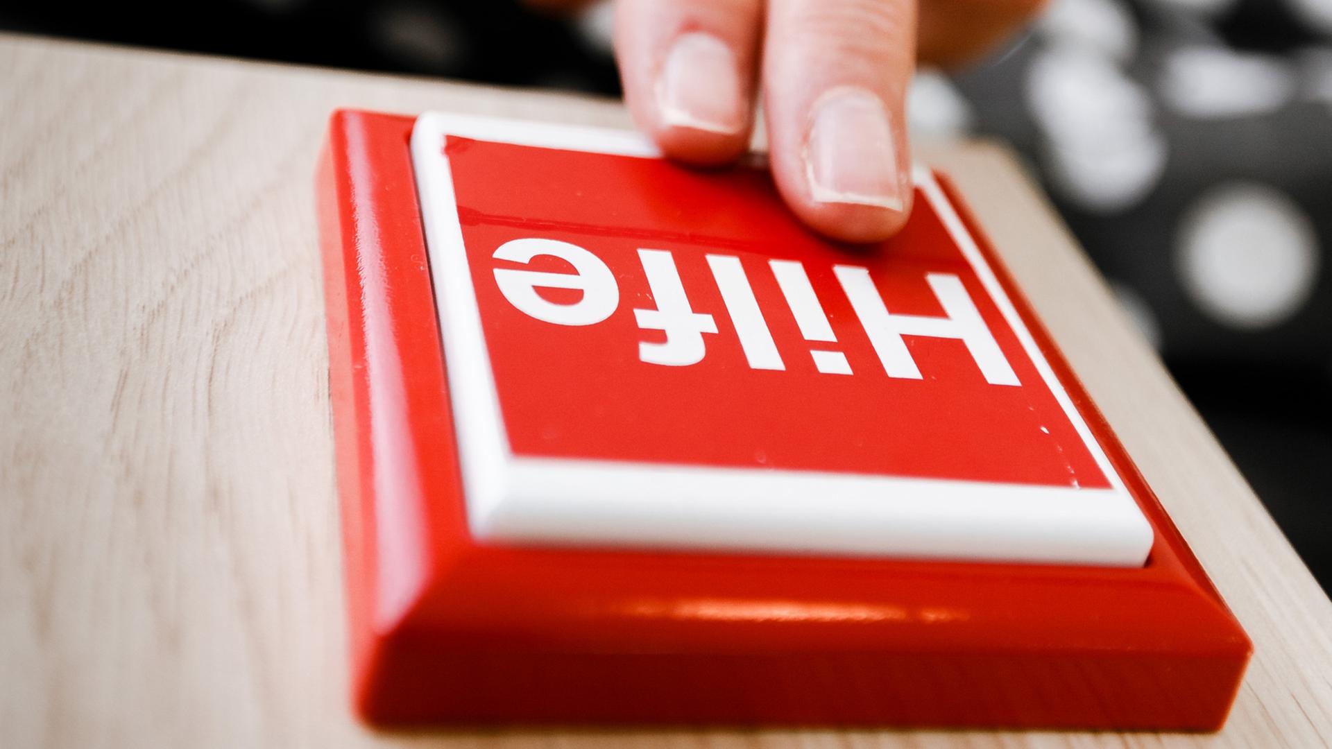 Marion Heymann demonstriert in Hamburg in einer Musterwohnung einen frei programmierbaren Notrufschalter, über den Nachbarn oder ein Rettungsdienst informiert werden können, oder ein technischer Ablauf, wie das Öffnen eines Vorhanges, gestartet werden kann. Marion Heymann demonstriert in Hamburg in einer Musterwohnung einen frei programmierbaren Notrufschalter, über den Nachbarn oder ein Rettungsdienst informiert werden können, oder ein technischer Ablauf, wie das Öffnen eines Vorhanges, gestartet werden kann.
