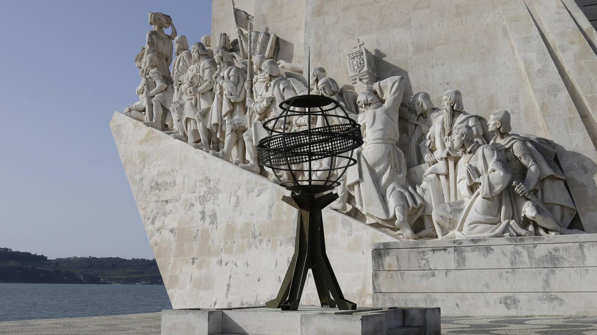Das Entdeckerdenkmal Padrao dos Descobrimentos steht im Lissaboner Stadtteil Belem am Ufer des Flusses Tejo. Das Entdeckerdenkmal Padrao dos Descobrimentos steht im Lissaboner Stadtteil Belem am Ufer des Flusses Tejo.