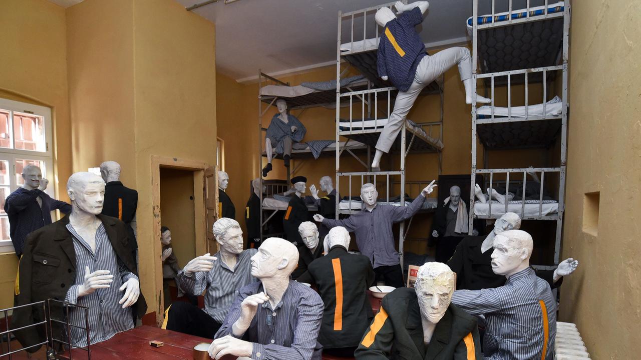 Figuren, die damalige DDR-Häftlinge darstellen sollen, sind in einer rekonstruierten Gefängniszelle in der Gedenkstätte Zuchthaus Cottbus vom Verein Menschenrechtszentrum in Cottbus (Brandenburg) zu sehen. Figuren, die damalige DDR-Häftlinge darstellen sollen, sind in einer rekonstruierten Gefängniszelle in der Gedenkstätte Zuchthaus Cottbus vom Verein Menschenrechtszentrum in Cottbus (Brandenburg) zu sehen.