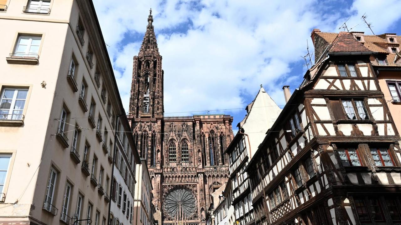 Das Foto zeigt die Straßburger Innenstadt mit dem Liebfrauenmünster im Juli 2020.