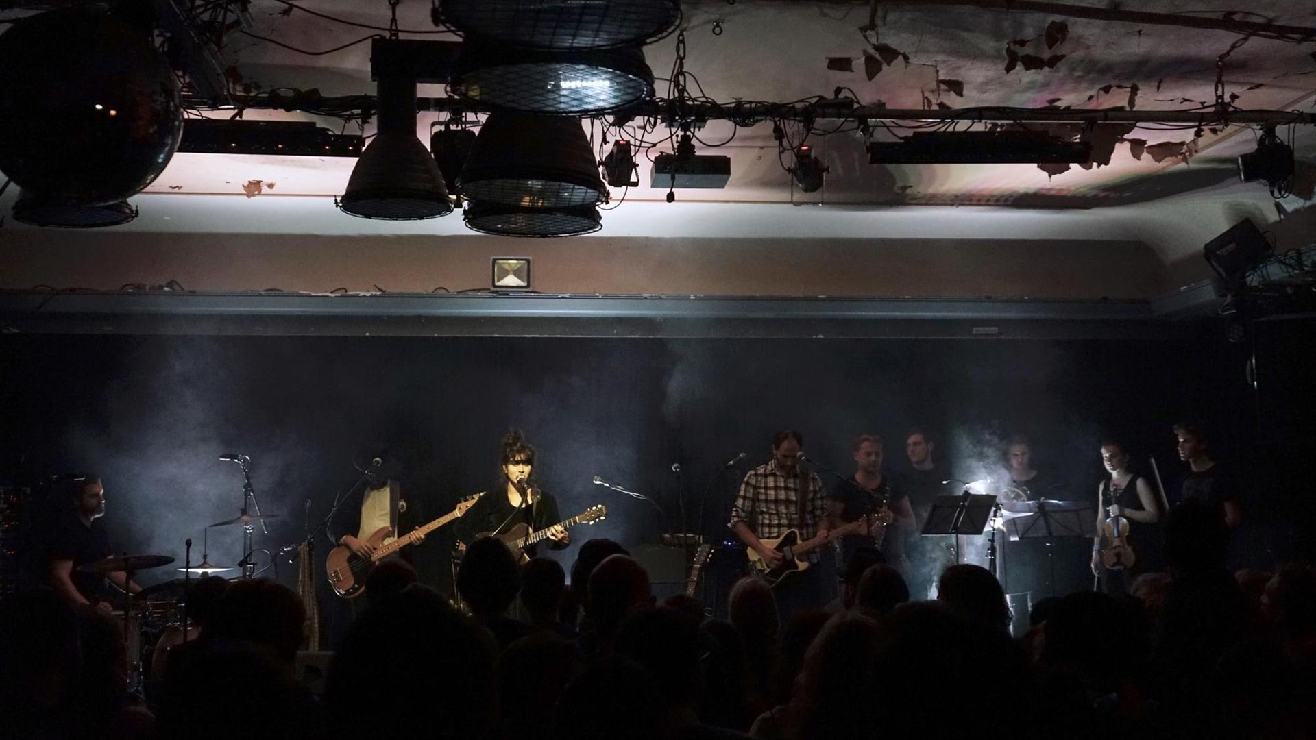 Die Französin Laura Cahen mit Band live in Berlin. Die Französin Laura Cahen mit Band live in Berlin.
