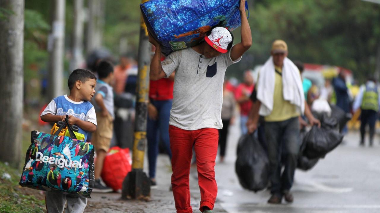 Menschen aus Venezuela warten in Cali, Kolumbien darauf, weiter nach Ecuador oder Peru reisen zu können.