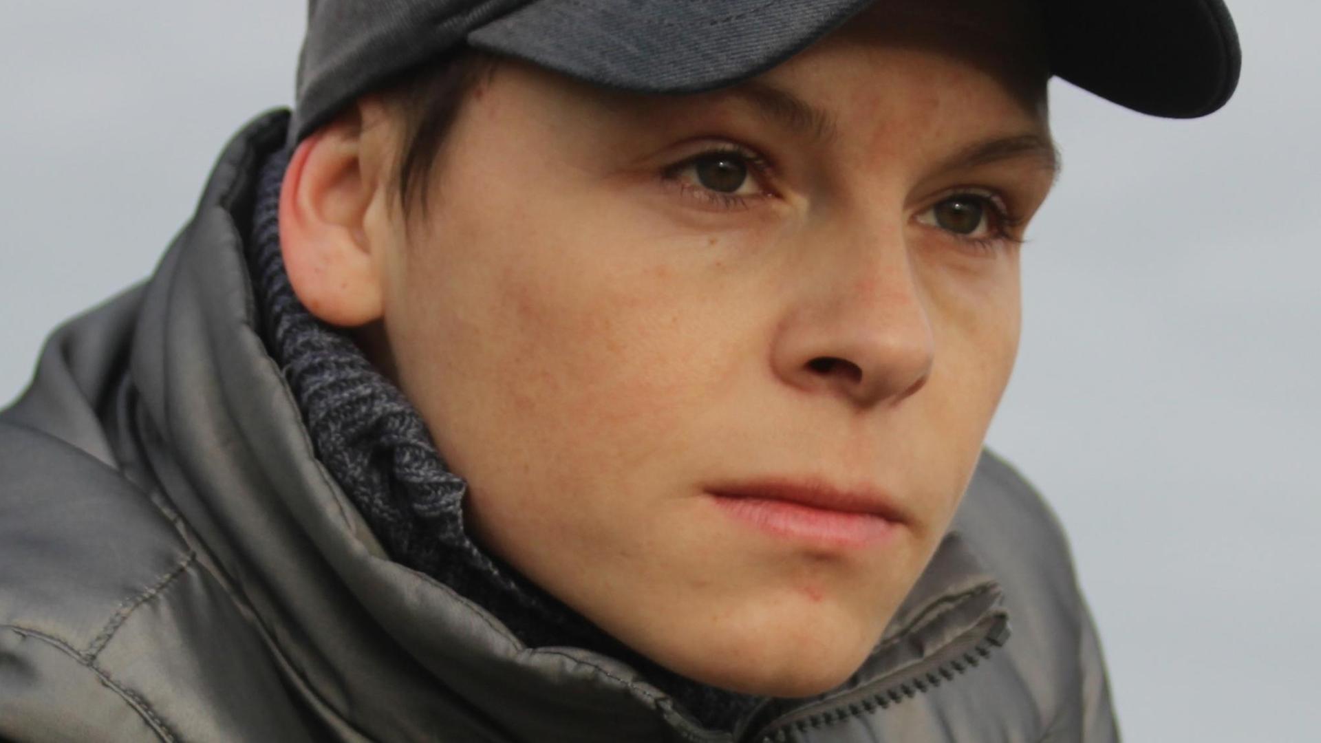 Ein junges, nachdenkliches Gesicht mit Baseballkappe. Ein junges, nachdenkliches Gesicht mit Baseballkappe.