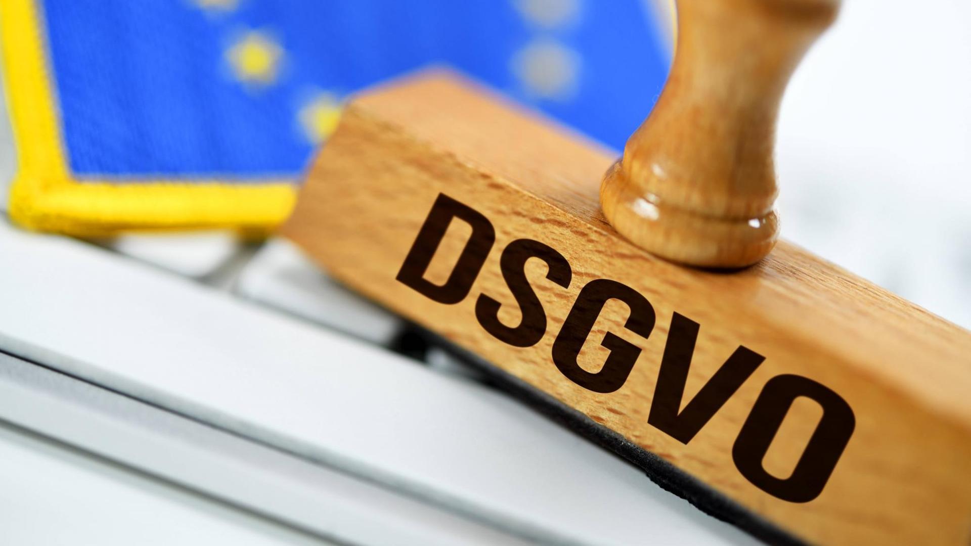 Stempel mit der Aufschrift DSGVO und EU-Fahne Stempel mit der Aufschrift DSGVO und EU-Fahne