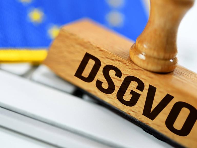 Stempel mit der Aufschrift DSGVO und EU-Fahne