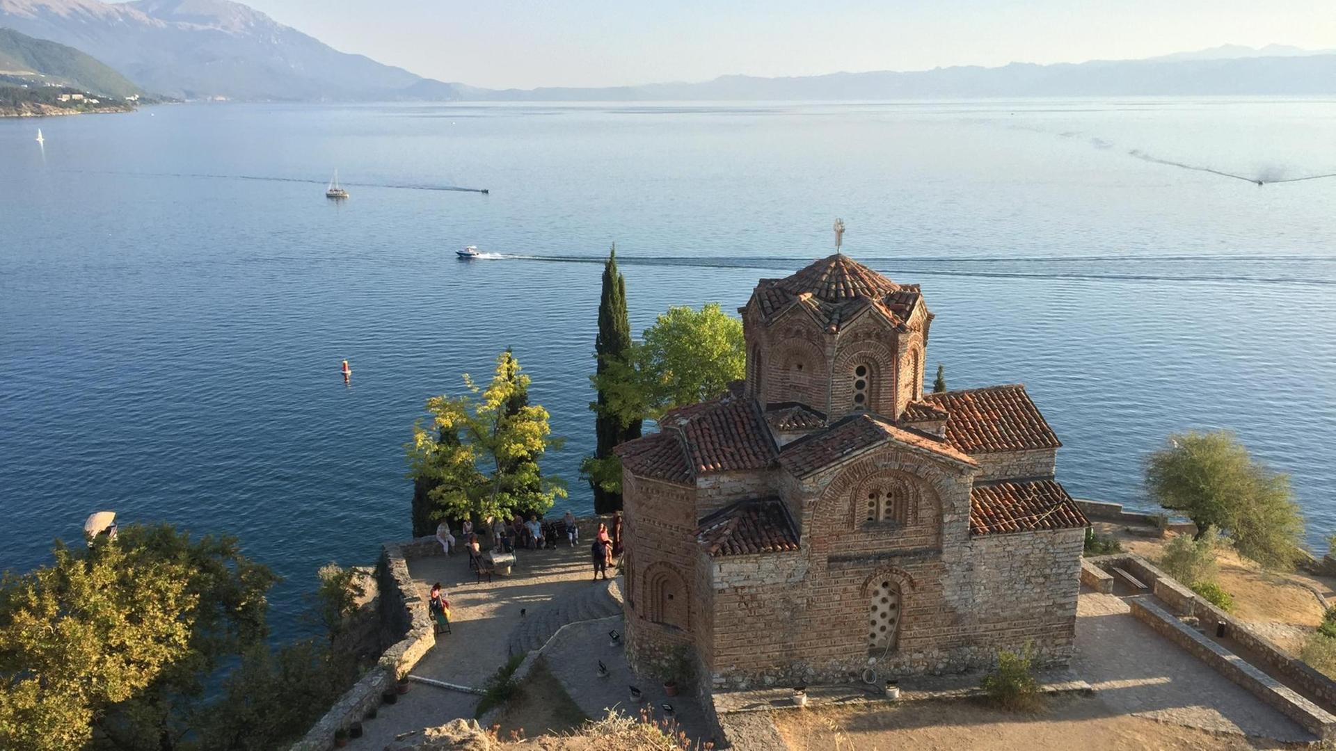 Die Kirche des Heiligen Johannes von Kaneo am Ohrid-See.