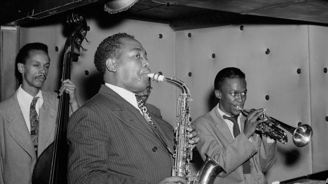 Der legendäre Charlie Parker (Mitte), rechts neben ihm sein Schüler Miles Davis, circa 1947 in New York