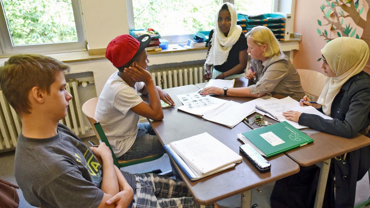 Flüchtlingskinder lernen Deutsch (26.08.2015). Flüchtlingskinder lernen Deutsch (26.08.2015).