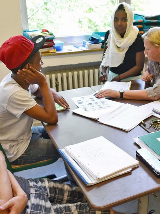Flüchtlingskinder lernen Deutsch (26.08.2015).