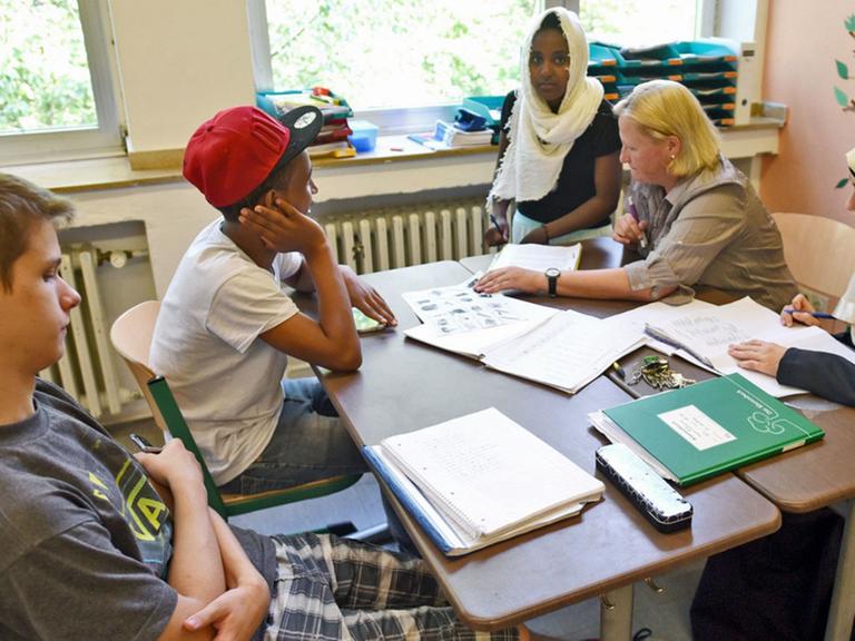 Flüchtlingskinder lernen Deutsch (26.08.2015).