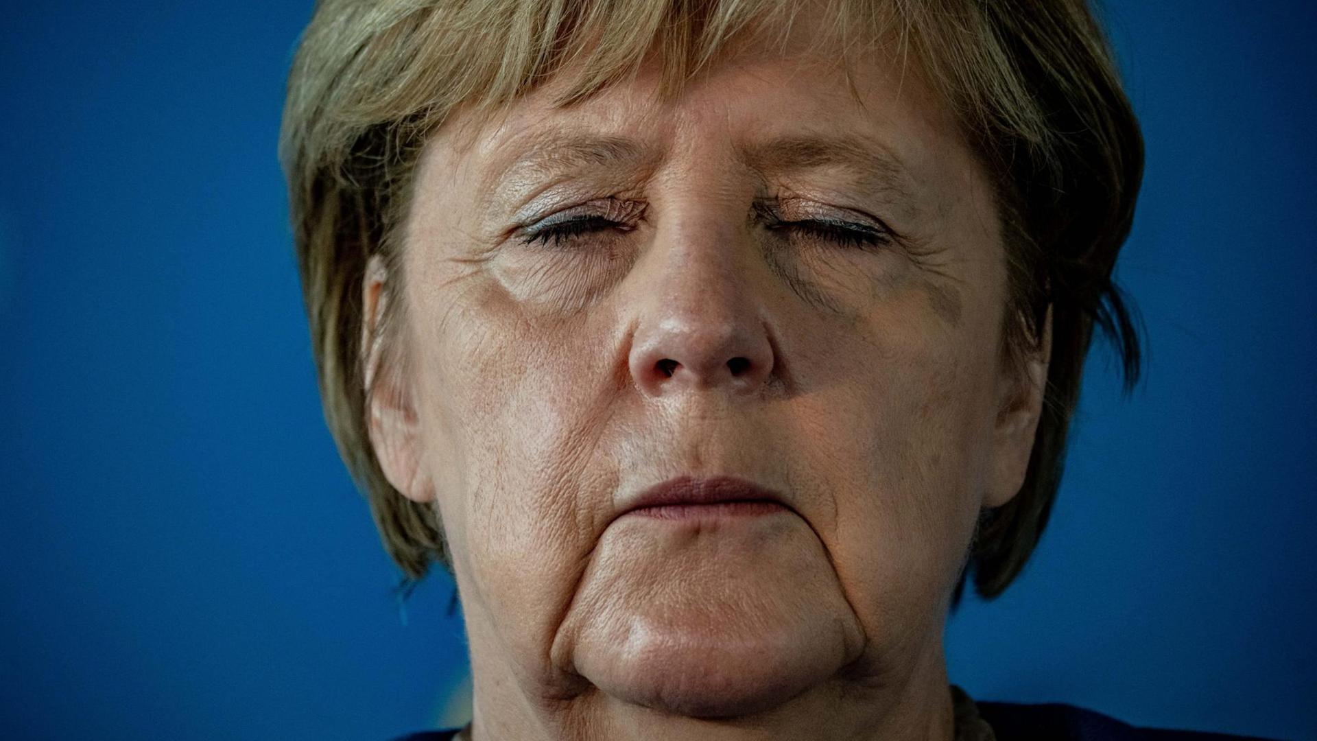 Bundeskanzlerin Angela Merkel (CDU) hat ihre Augen geschlossen für einen Moment, während sie an der Pressekonferenz nach ihrer Rede im Europäischen Parlament teilnimmt.