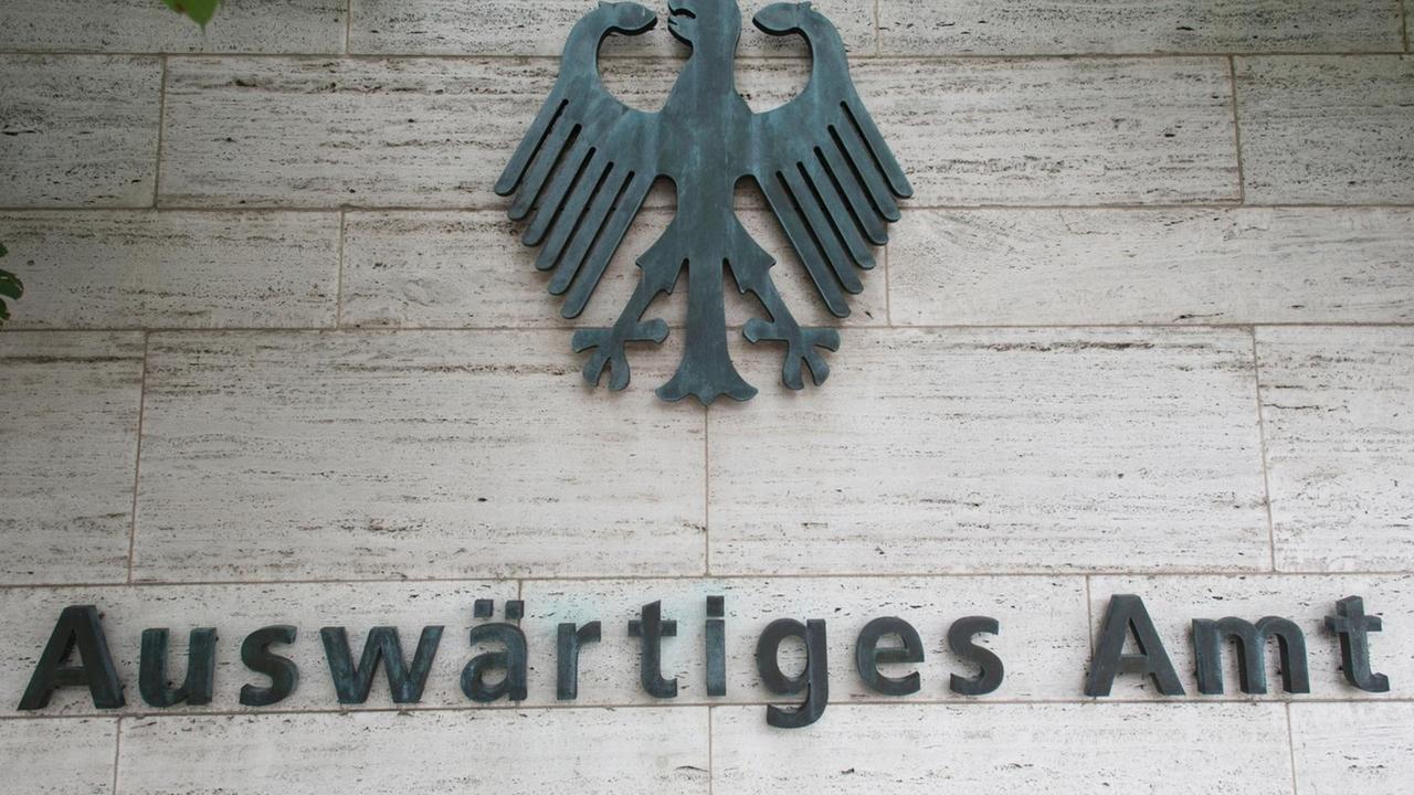 "Auswärtiges Amt" steht am der Außenmauer des Ministeriums in Berlin. "Auswärtiges Amt" steht am der Außenmauer des Ministeriums in Berlin.