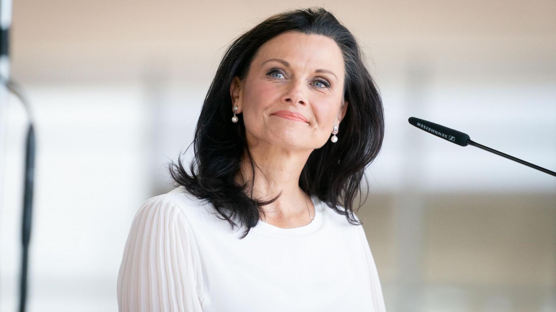 Gitta Connemann (CDU), stellvertretende Vorsitzende der Unions-Bundestagsfraktion, steht neben einem Mikrofon.
