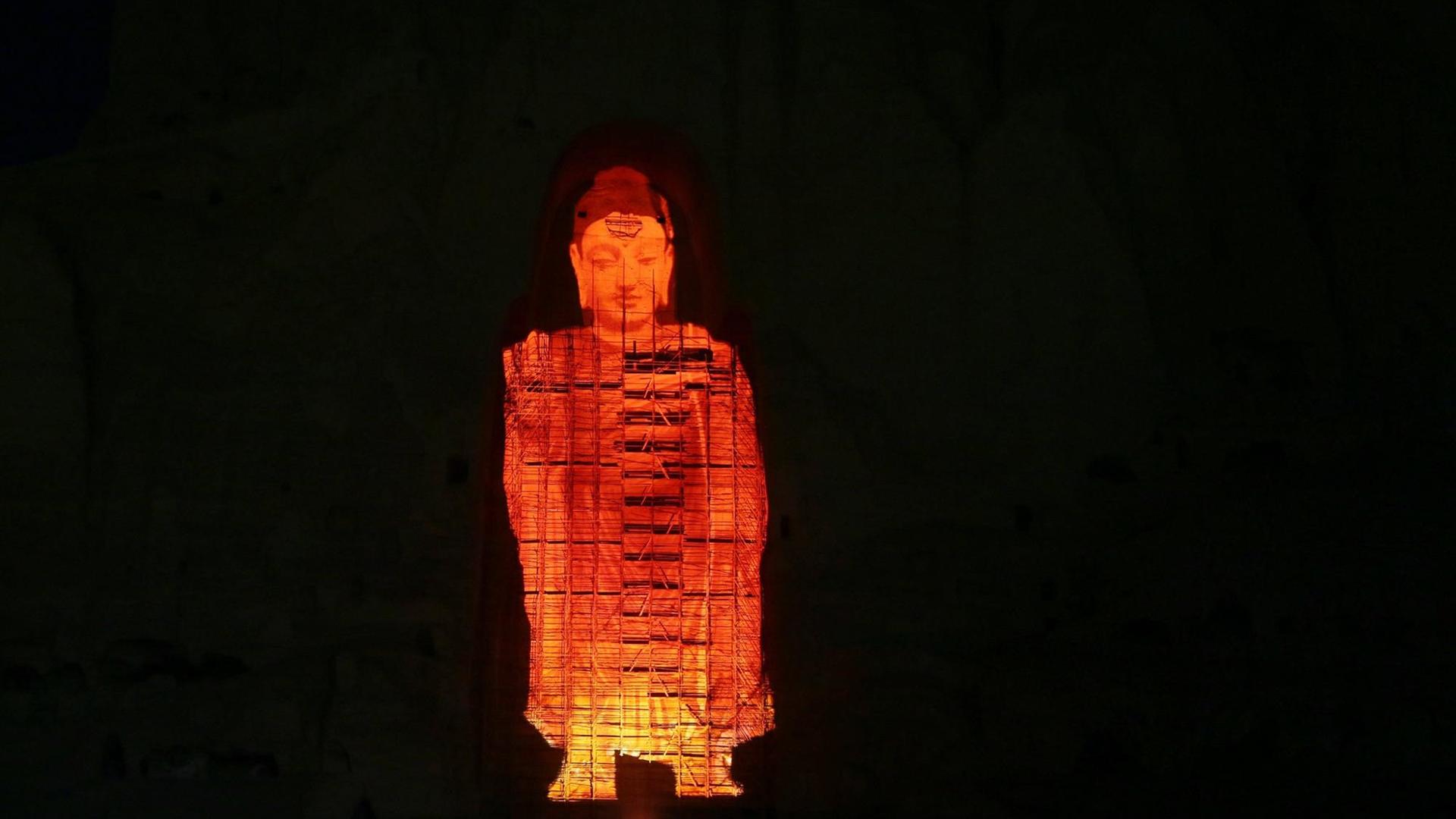 Projektion einer Buddha-Statue in Bamyan, Afghanistan. In der Felswand standen bis 2001 bis zu 53m hohe Buddha-Statuen, die dann durch die Taliban gesprengt wurden. Projektion einer Buddha-Statue in Bamyan, Afghanistan. In der Felswand standen bis 2001 bis zu 53m hohe Buddha-Statuen, die dann durch die Taliban gesprengt wurden.