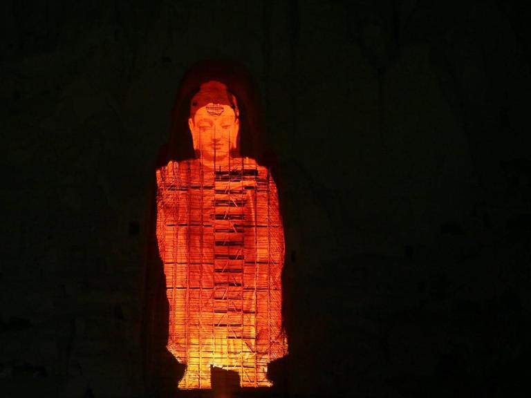 Projektion einer Buddha-Statue in Bamyan, Afghanistan. In der Felswand standen bis 2001 bis zu 53m hohe Buddha-Statuen, die dann durch die Taliban gesprengt wurden.