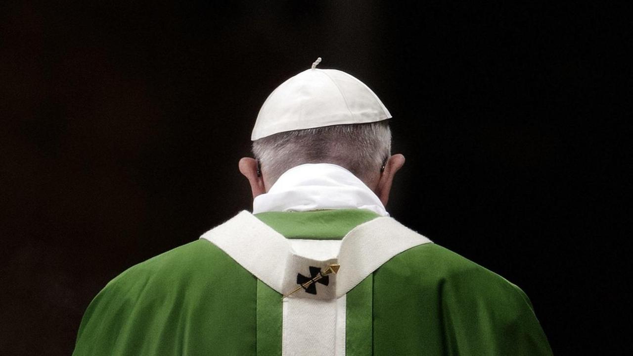 Papst Franziskus bei einer Messe mit Strafgefangenen. Papst Franziskus bei einer Messe mit Strafgefangenen.