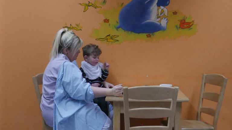 Szene aus dem Dokumentarfilm "Elternschule" über die Behandlung von Kindern mit Ess- und Schlafstörungen in der Jugendklinik Gelsenkirchen. Szene aus dem Dokumentarfilm "Elternschule" über die Behandlung von Kindern mit Ess- und Schlafstörungen in der Jugendklinik Gelsenkirchen.