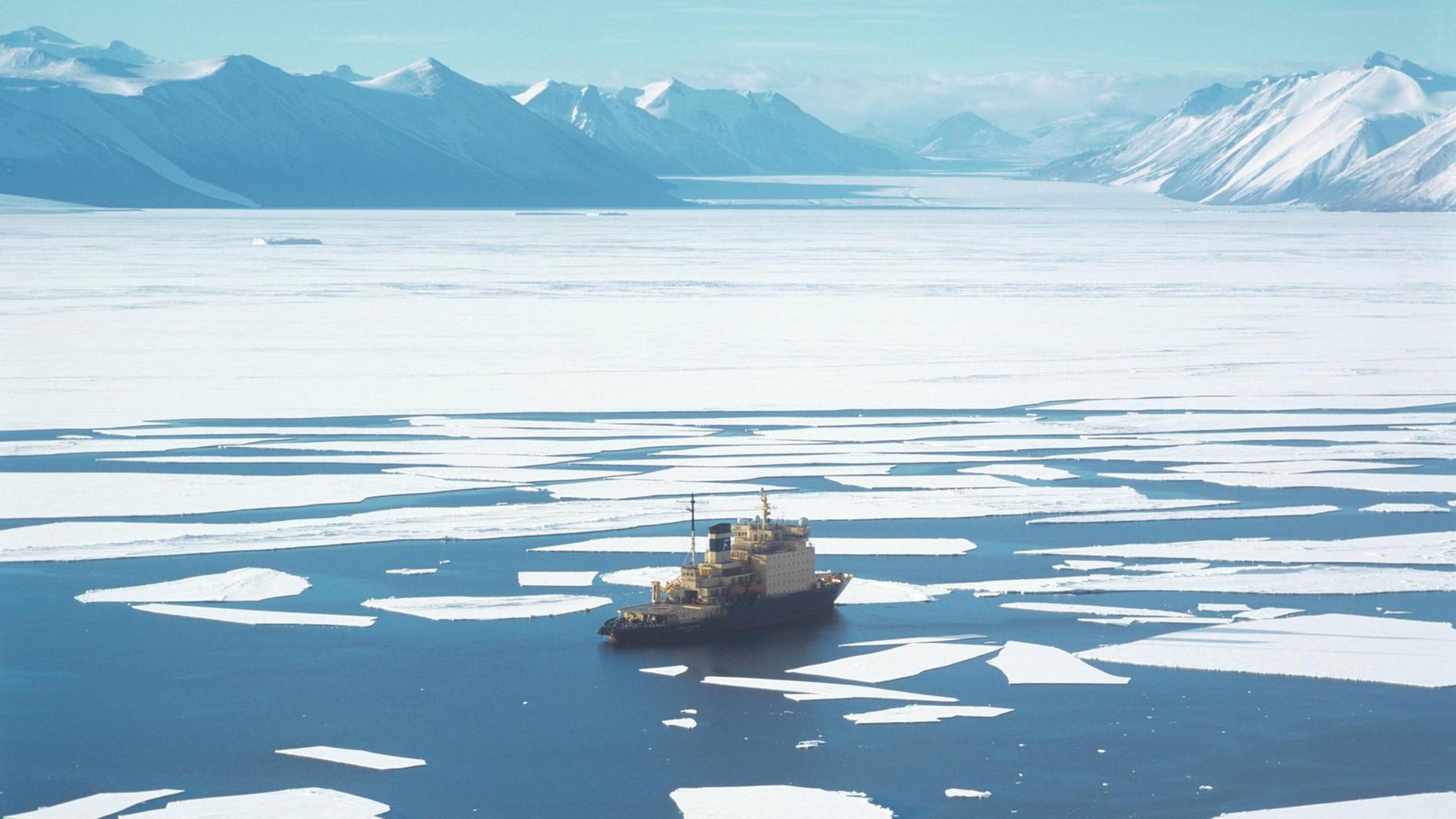 Der russische Eisbrecher Kapitan Khlebnikov im Treibeis des Rossmeeres mit Transantarktischem Gebirge im Hintergrund. Der russische Eisbrecher Kapitan Khlebnikov im Treibeis des Rossmeeres mit Transantarktischem Gebirge im Hintergrund.