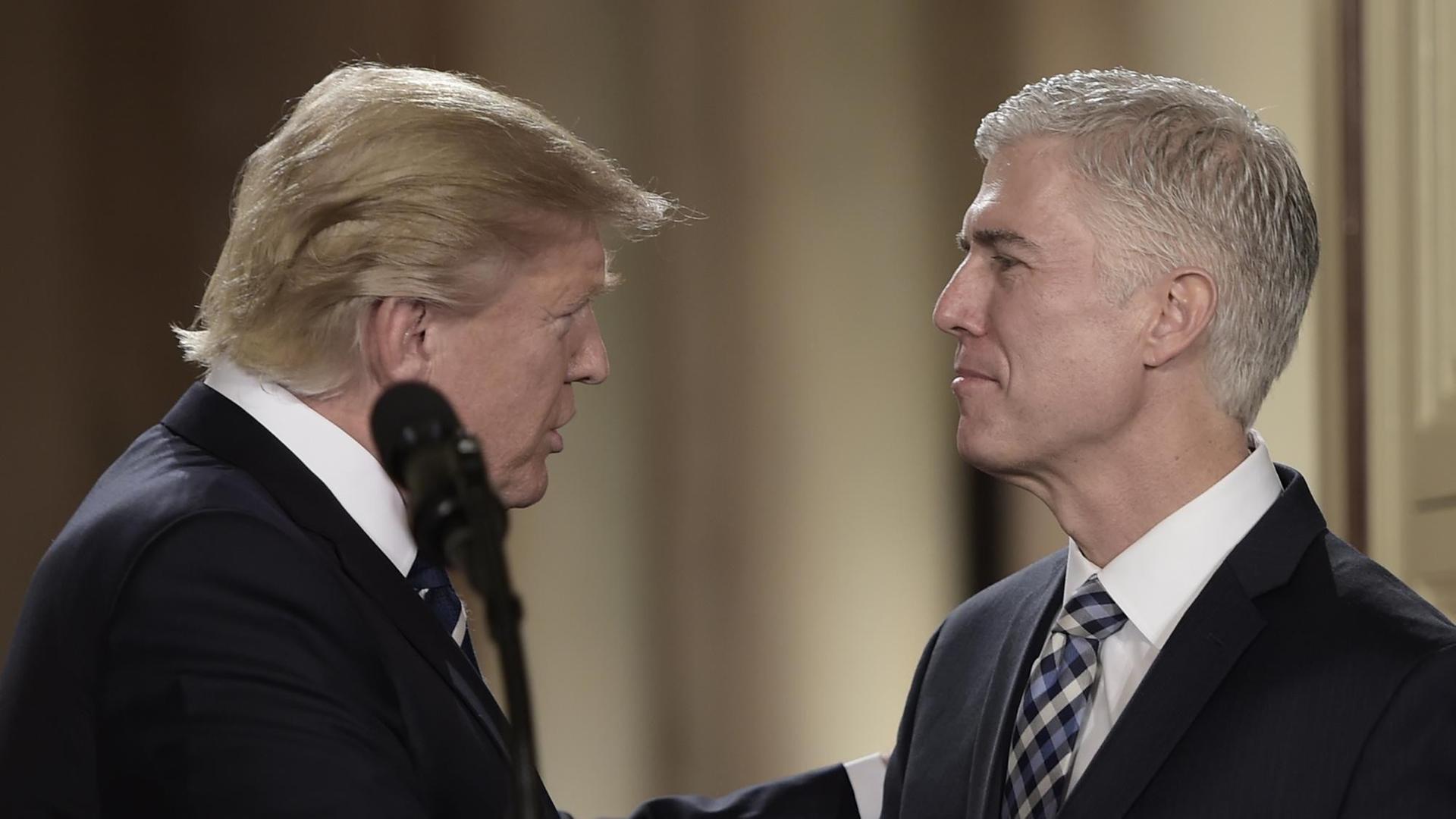 Richter Neil Gorsuch spricht mit US-Präsident Donald Trump. Trump hatte den 49-jährigen für den vakanten Posten am Obersten Gericht vorgeschlagen. Richter Neil Gorsuch spricht mit US-Präsident Donald Trump. Trump hatte den 49-jährigen für den vakanten Posten am Obersten Gericht vorgeschlagen.