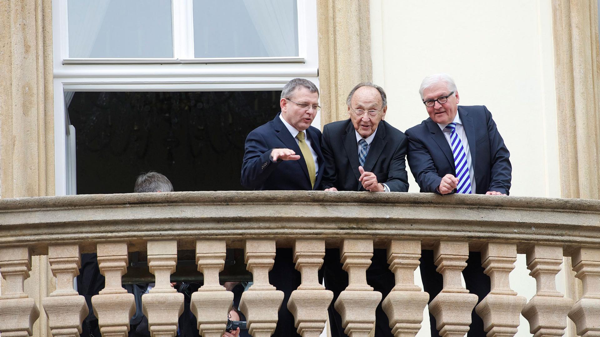 Hans-Dietrich Genscher, Frank-Walter-Steinmeier , der tschechische Außenminister Lubomir Zaoralek auf dem Balkon der Deutschen Botschaft in Prag am 30. September 2014. Hans-Dietrich Genscher, Frank-Walter-Steinmeier , der tschechische Außenminister Lubomir Zaoralek auf dem Balkon der Deutschen Botschaft in Prag am 30. September 2014.