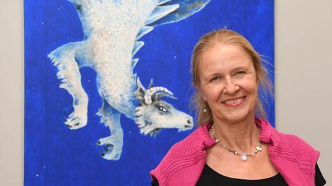 Die Kinder- und Jugendbuchautorin Cornelia Funke 2017 in der Staatlichen Kunsthalle Karlsruhe vor ihrem Gemälde "Saum des Himmels"
