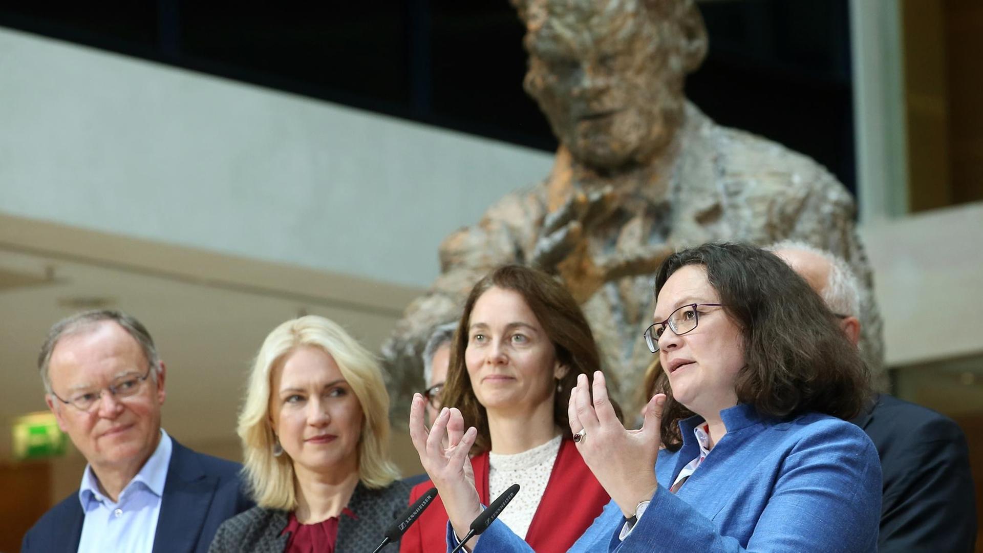 Pressekonferenz der SPD zum Abschluss der Klausurtagung am 05.11.2018 im Willy-Brandt-Haus in Berlin mit der SPD-Vorsitzenden Andrea Nahles (r.) und der SPD-Bundesspitze: Stephan Weil, Ministerpräsident in Nordrhein-westfalen, Manuela Schwesig, Ministerpräsidenten in Mecklenburg-Vorpommern, Katarina Barley, Bundesjustizministerin (v.l.n.r.)Foto: Wolfgang Kumm/dpa | Verwendung weltweit Pressekonferenz der SPD zum Abschluss der Klausurtagung am 05.11.2018 im Willy-Brandt-Haus in Berlin mit der SPD-Vorsitzenden Andrea Nahles (r.) und der SPD-Bundesspitze: Stephan Weil, Ministerpräsident in Nordrhein-westfalen, Manuela Schwesig, Ministerpräsidenten in Mecklenburg-Vorpommern, Katarina Barley, Bundesjustizministerin (v.l.n.r.)Foto: Wolfgang Kumm/dpa | Verwendung weltweit