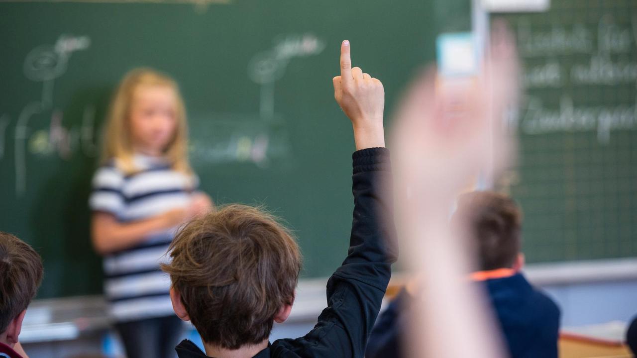 Bad Homburg: Schüler einer 3. Klasse melden sich im Unterricht. Bad Homburg: Schüler einer 3. Klasse melden sich im Unterricht.