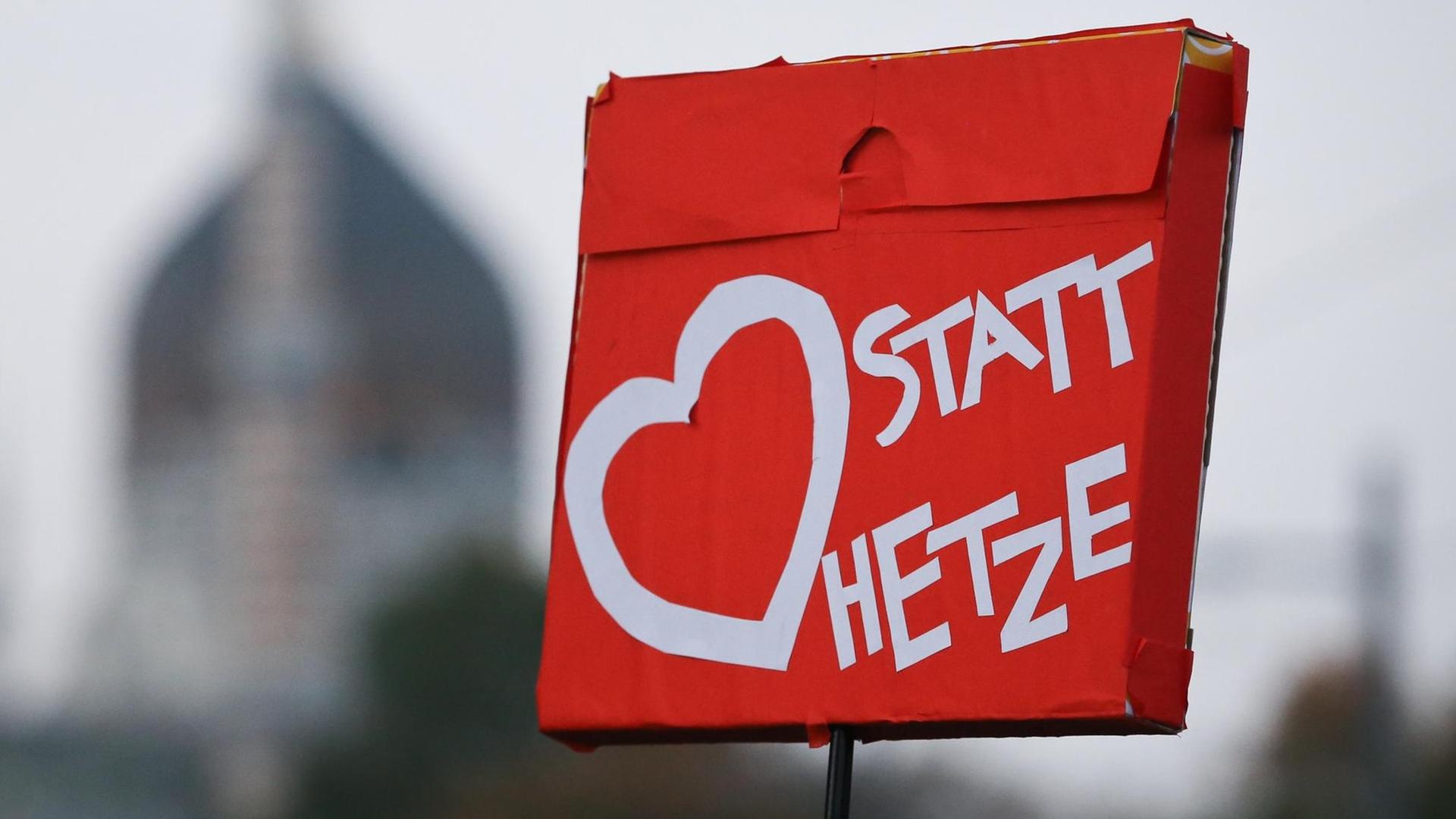 Ein "Herz statt Hetze"-Plakat auf einer Pegida-Gegendemo in Dresden