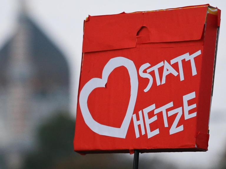 Ein "Herz statt Hetze"-Plakat auf einer Pegida-Gegendemo in Dresden