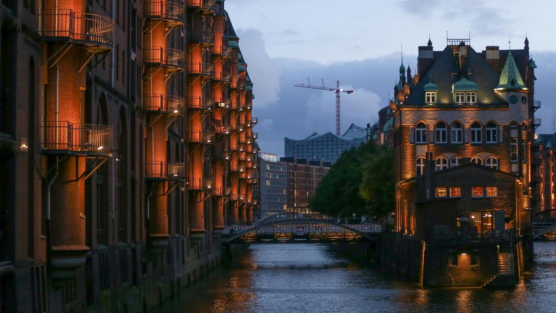 Hamburgs Speicherstadt bei Nacht. Hamburgs Speicherstadt bei Nacht.