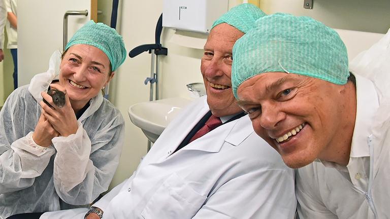 Die Nobelpreisträger May-Britt Moser (links) und Edvard Moser (rechts) werden das neue Nationale Forschungszentrum für die Alzheimer-Erkrankung leiten. Das Bild zeigt die beiden mit König Harald V von Norwegen (Mitte) bei seinem Besuch im Kavli Institute for Systems Neuroscience.
