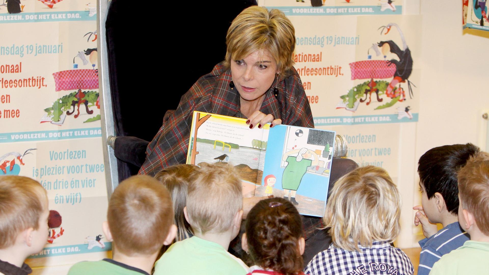 Die niederländische Prinzessin Laurentien liest 2011 beim "Nationalen Frühstückslesen" ein Buch von Bibi Dumon Tak vor. Die niederländische Prinzessin Laurentien liest 2011 beim "Nationalen Frühstückslesen" ein Buch von Bibi Dumon Tak vor.