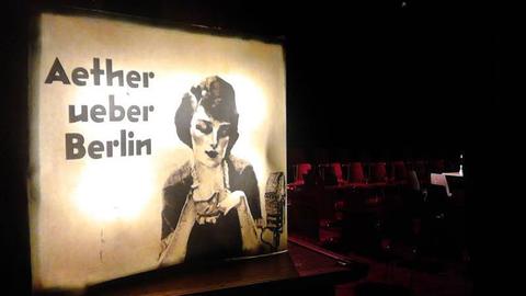 Plakat: "Äther über Berlin". Aus der Theaterperformance Äther über Berlin ging das Feature Von Braun zu Braun über zwei Titanen des Rundfunks hervor.