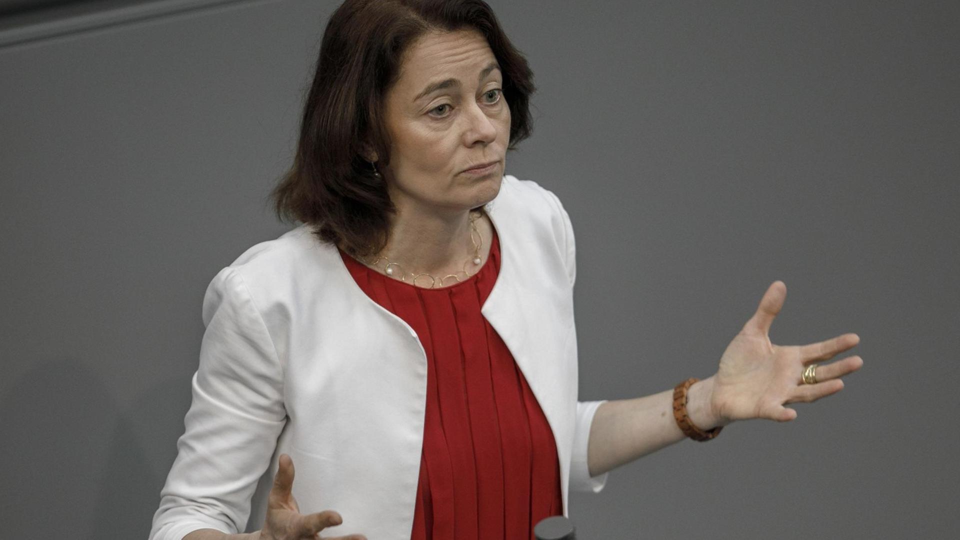 Katarina Barley (SPD), Bundesministerin der Justiz und für Verbraucherschutz, spricht bei der Sitzung zur Information über Schwangerschaftsabbruch im Bundestag Katarina Barley (SPD), Bundesministerin der Justiz und für Verbraucherschutz, spricht bei der Sitzung zur Information über Schwangerschaftsabbruch im Bundestag