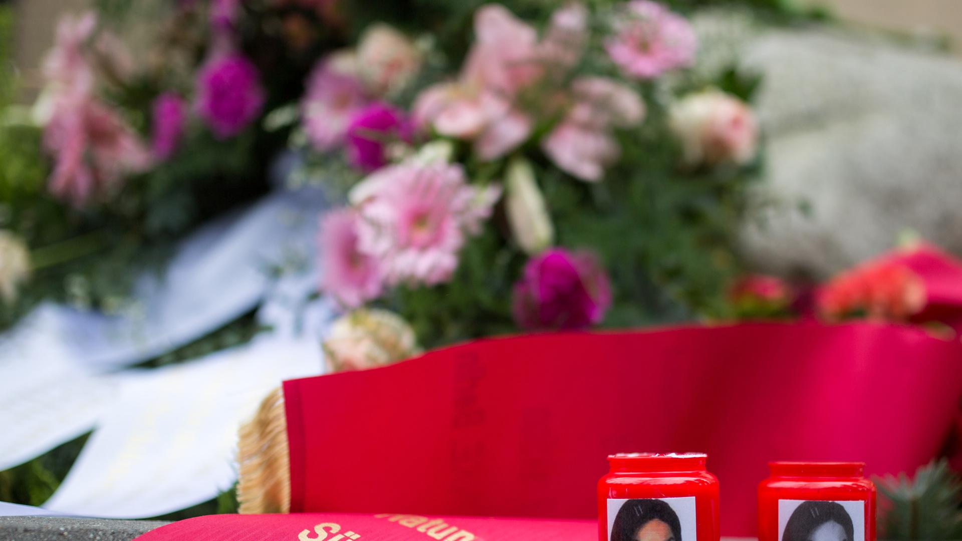 Kerzen und Bilder am Gedenkstein für Hatun Sürücü in Berlin. Die Kurdin war 2005 auf offener Straße von Mitgliedern ihrer Familie erschossen worden. Kerzen und Bilder am Gedenkstein für Hatun Sürücü in Berlin. Die Kurdin war 2005 auf offener Straße von Mitgliedern ihrer Familie erschossen worden.