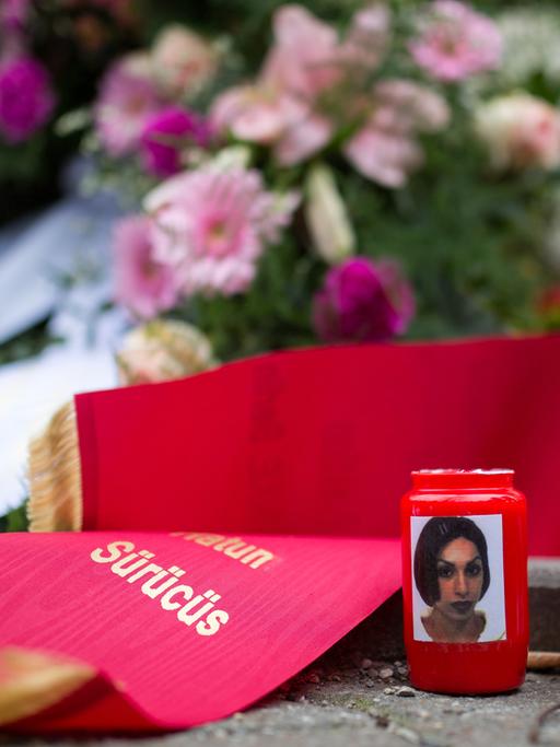 Kerzen und Bilder am Gedenkstein für Hatun Sürücü in Berlin. Die Kurdin war 2005 auf offener Straße von Mitgliedern ihrer Familie erschossen worden.